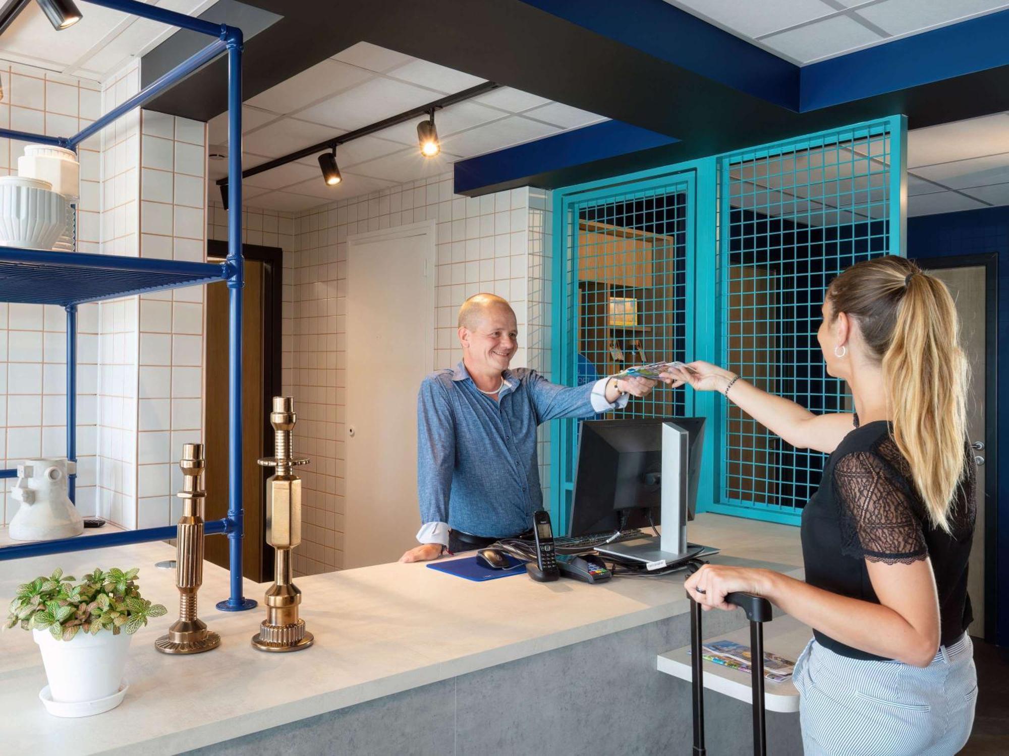 Ibis Budget Pertuis Portes Du Luberon Exterior foto